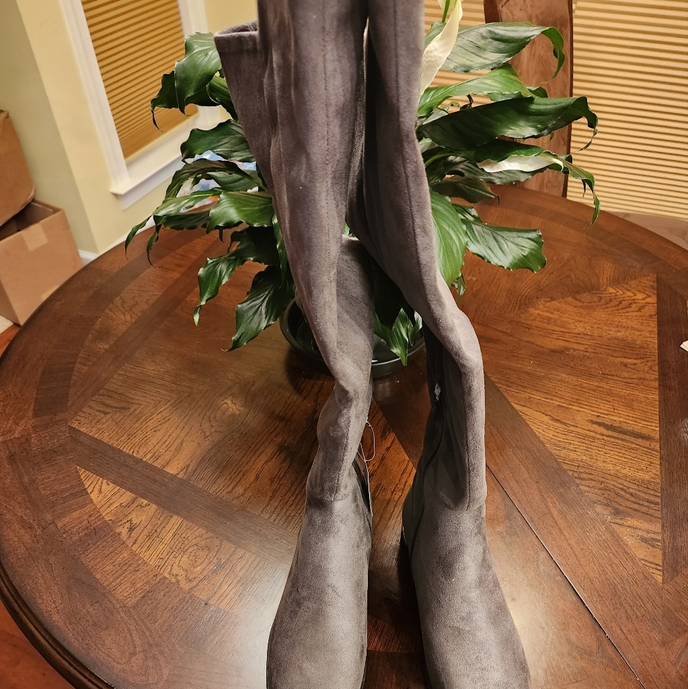 Nine West, size 10, and dark gray